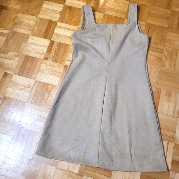 Beatiful dress and women top . - Picture 4 of 10